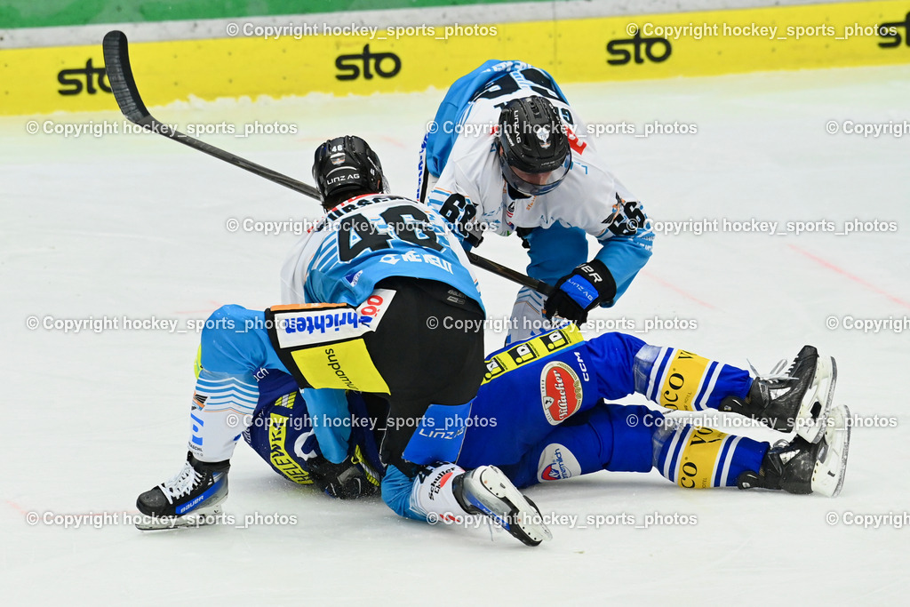 EC IDM WÄRMEPUMPEN VSV vs. Steinbach Black Wings Linz | #46 Niklas Andre Würschl Black Wings Linz, #13 Adam Helewka EC VSV, #66 Stefan Gaffal Black Wings Linz, EC IDM WÄRMEPUMPEN VSV vs. Steinbach Black Wings Linz, EC IDM WÄRMEPUMPEN VSV vs. Steinbach Black Wings Linz am 28.11.2025 in Villach (Stadthalle Villach), Austria, (Photo by Bernd Stefan)