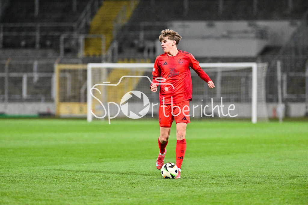 FC Bayern Amateure - FC Augsburg II | am Ball Guido DELLA ROVERE (FC Bayern München II #10) / Einzelfoto / Freisteller / Regionalliga Bayern: FC Bayern Muenchen II - FC Augsburg II, Gruenwalder Stadion am 14.03.2025