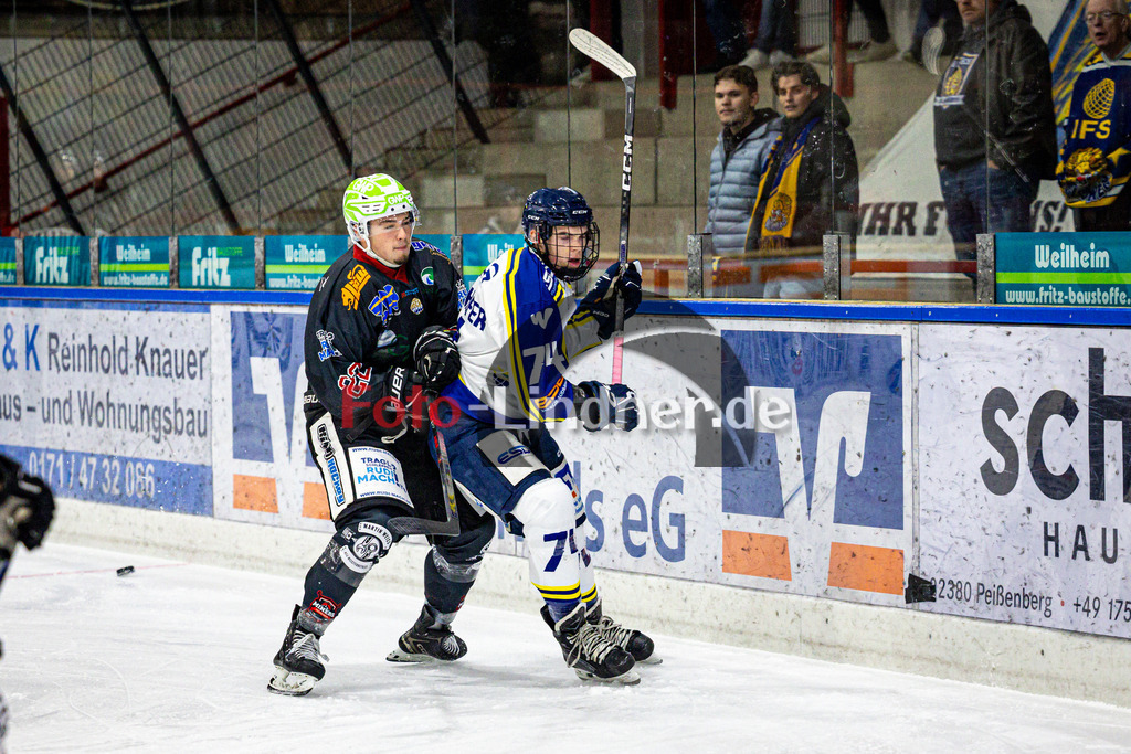 Peißenberg MINERS gegen EHC Waldkraiburg "Die Löwen" | Eishockey Bayernliga 2025/26, Peißenberg MINERS gegen EHC Waldkraiburg "Die Löwen", 20251012,Zweikampf,2025-10-12 in Peißenberg (flatbuy Arena Peißenberg), Sinan ONDÖRTOGLU (MINERS 22), Florian MAIERHOFER (EHC Waldkraiburg 74)Copyright: WolfgangxLindner www.foto-lindner.de