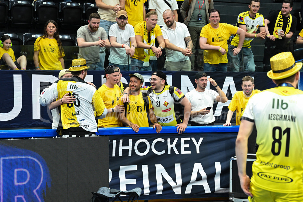 Zug United - HC Rychenberg - 25. April 2026 | Die Fans gratulieren den neuen Sschweizer Meistern, darunter ehemalige Spieler wie z.B. Markus Lindgjerdet (extra aus Schweden angereist), Sämi Gutknecht, Noah Aeschimann oder Daniel Bömbi Keller am L-UPL Superfinal-Spiel zwischen Zug United und HC Rychenberg am 25. April 2026 in der BCF Arena, Fribourg, Schweiz.Bild: Sportfotografie Markus Aeschimann | www.markus-aeschimann.ch - Realisiert mit Pictrs.com