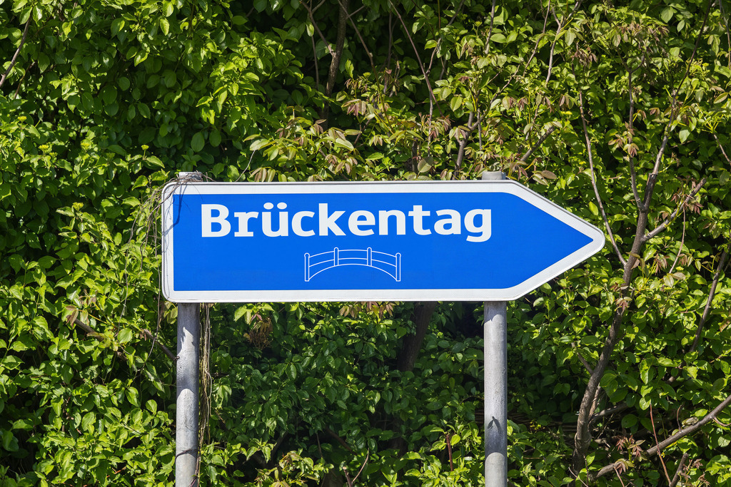 Brückentag Bild | (Fotomontage) Pfeilwegweiser zur Autobahn mit Text BRÜCKENTAG - Realisiert mit Pictrs.com