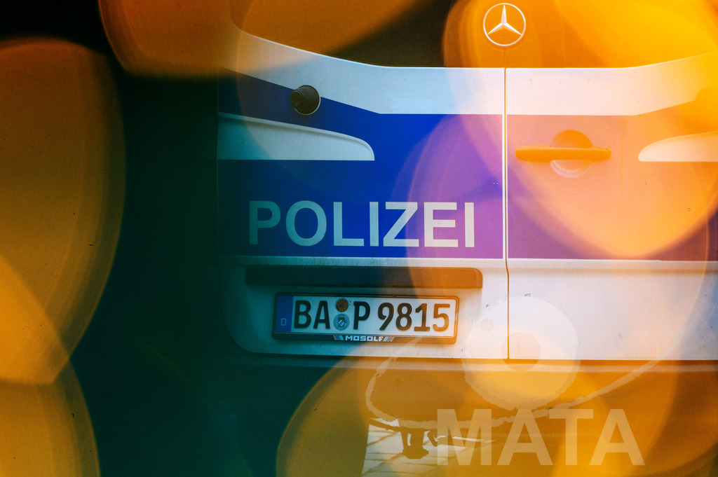_DWA4146 | Polizeifahrzeuge vor einer Demo. (Symbolfoto, Themenfoto) Nürnberg, 08.01.2024 - Realisiert mit Pictrs.com