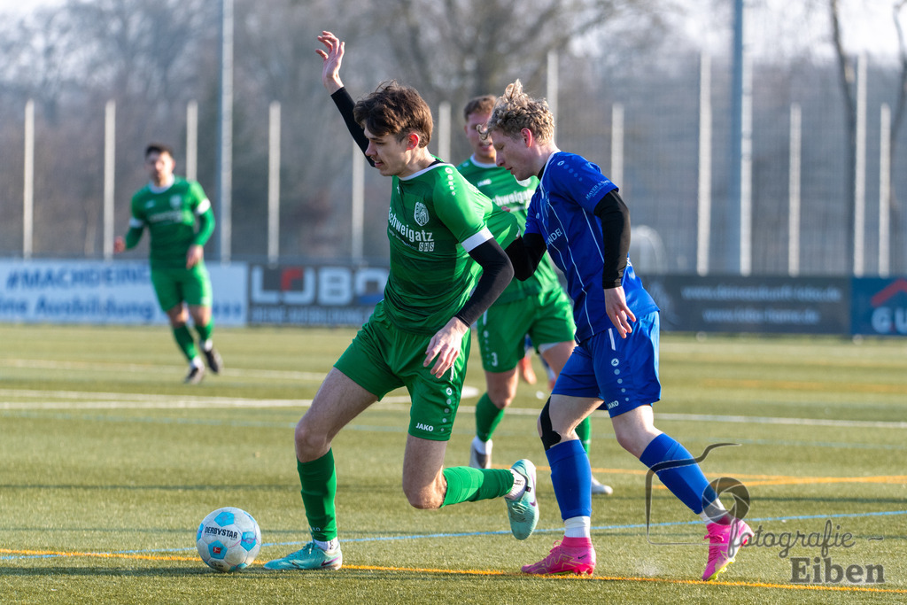 FC Rastede-Hansa Friesoythe | FC Rastede (blau)-Hansa Friesoythe (grün) am 09.02.2025 in Rastede (Sportanlage Kötterswegs), Photo: Philip Eiben 2025 - Realisiert mit Pictrs.com