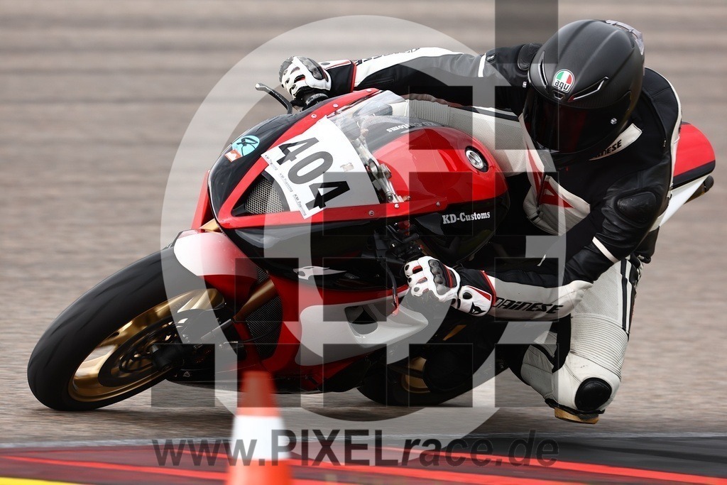 0404-20240819_00874 | Schöne Erinnerungen an spannende Momente - das festzuhalten ist unser Job. PIXELrace.de ist seit 2003 auf den Rennstrecken Europas unterwegs um die Action draußen beim Fahren und die wunderbare Stimmung imm Fahrerlager für euch einzufangen.