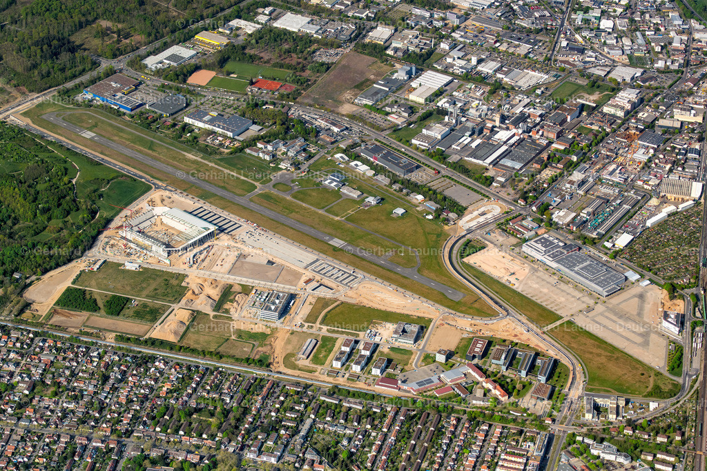 4023798 | FREIBURG IM BREISGAU 15.04.2020 Start- und Landebahn mit Rollfeldgelände des Flugplatz der in Freiburg im Breisgau im Bundesland Baden-Württemberg, Deutschland. // Runway with tarmac terrain of airfield in Freiburg im Breisgau in the state Baden-Wuerttemberg, Germany. Foto: Gerhard Launer