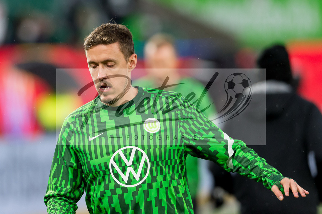 WOBFUE20220206_001 | Fussball, Herren: Max Kruse (VfL Wolfsburg) schaut bei dem Spiel der 1. Bundesliga zwischen VfL Wolfsburg und SpVgg Greuther Fuerth in der Volkswagen Arena am 06.02.2022 in Wolfsburg, Deutschland.DFB / DFL REGULATIONS PROHIBIT ANY USE OF PHOTOGRAPHS AS IMAGE SEQUENCES AND/OR QUASI-VIDEO. - Realisiert mit Pictrs.com