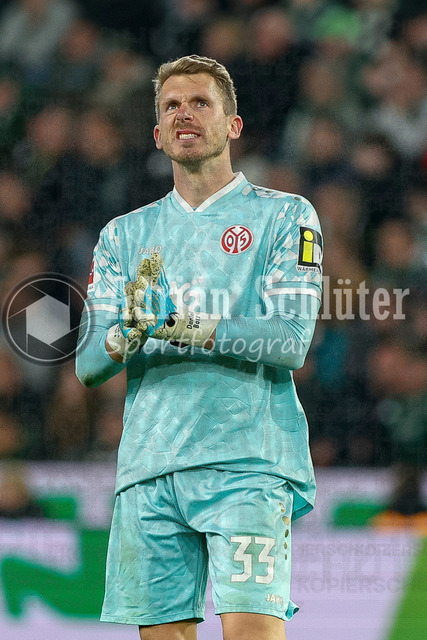 19.04.2026, GER, Fussball, Herren, 1. BL, Saison 2025/2026, Borussia Mönchengladbach - 1. FSV Mainz 05 | Daniel Batz (Mainz) schaut auf die Anzeigentafel 