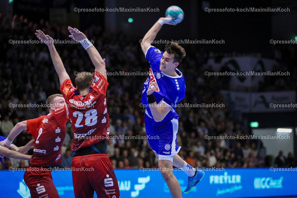 Gum1HBL05042401035 | 04.05.2024, Gummersbach, Handball, Liqui Moly Bundesliga, Schwalbe-Arena, VfL Gummersbach - HBW Balingen-Weilstetten: Julian Köster (VfL Gummersbach) behauptet sich gegen Tobias Heinzelmann (HBW Balingen-Weilstetten)