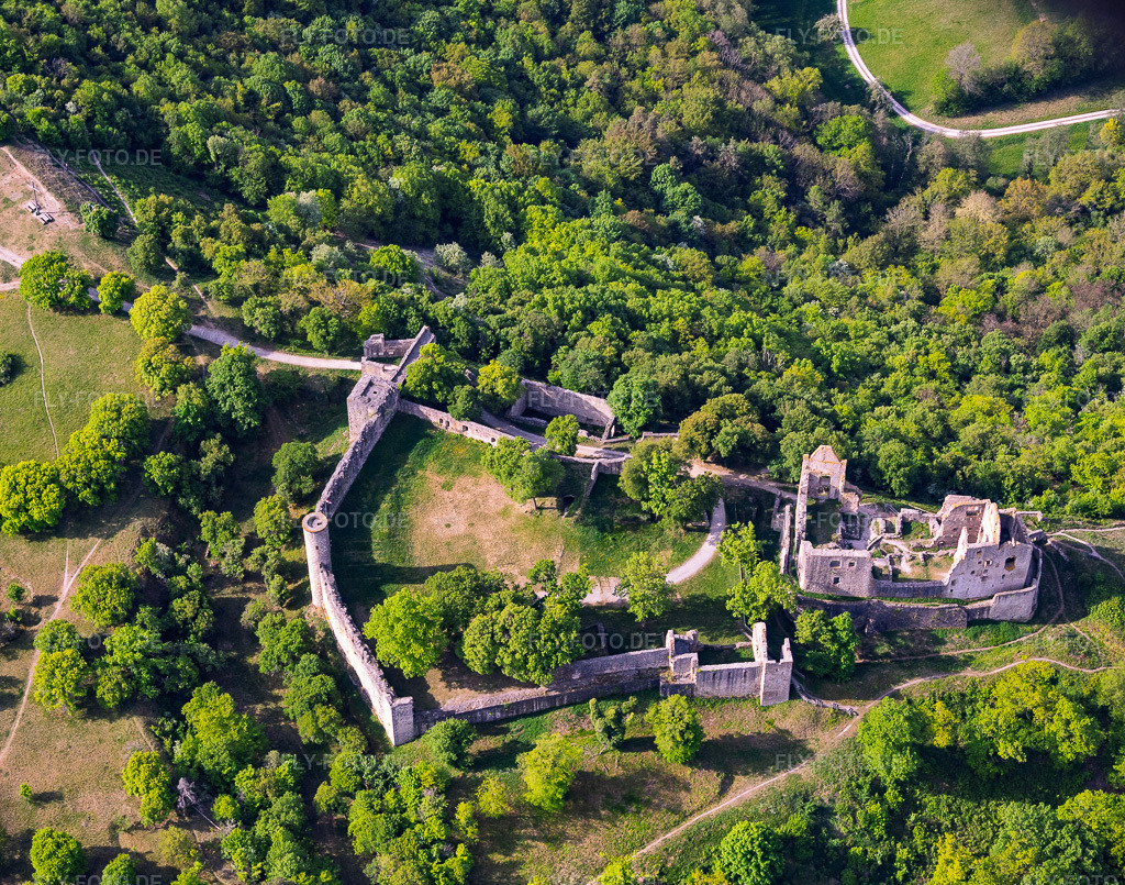Luftbild: Naturschutzgebiet „Ruine Homburg“ und Burgruine Homburg bei Gössenheim in Gössenheim im Bundesland Bayern in Deutschland.Foto: IMG_155635.jpg vom 03.05.2026 durch Werner Riehm/FLY-FOTO.deAuflösung des Originals: 4971 x 3906 pxWWW.VGEM-GEMUENDEN.DE