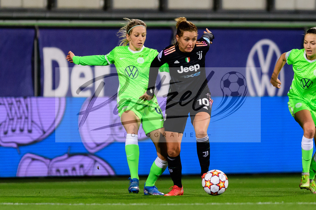 WOBJUV20211118_022 | Fussball, Frauen: Kathrin Hendrich (VfL Wolfsburg) und Cristiana Girelli (Juventus FC) im Zweikampf bei dem Spiel der UEFA Women´s Champions League zwischen VfL Wolfsburg und Juventus Turin im AOK-Stadion am 18.11.2021 in Wolfsburg, Deutschland. - Realisiert mit Pictrs.com