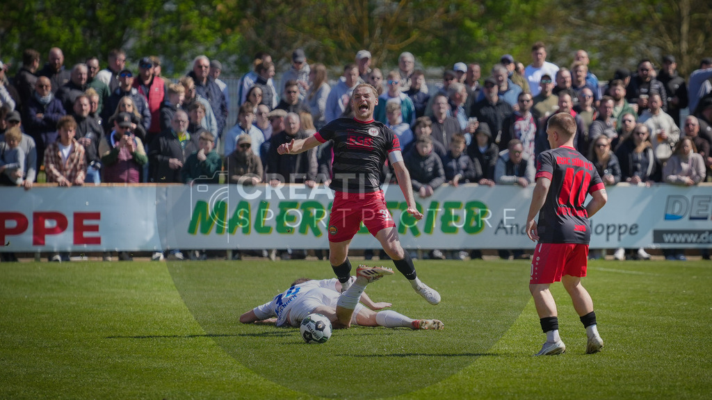 Fußball, Herren, Saison 2025/2026, Brandenburgliga, 23. Spieltag, Brandenburger SC Süd 05 vs. BSG Stahl Brandenburg, Samstag 25.04.2026, Werner-Seelenbinder-Sportplatz Brandenburg an der Havel | Fußball, Herren, Saison 2025/2026, Brandenburgliga, 23. Spieltag, Brandenburger SC Süd 05 vs. BSG Stahl Brandenburg, Samstag 25.04.2026, Werner-Seelenbinder-Sportplatz Brandenburg an der Havel, Im Bild: Michel Klemz (Süd) wird mit schmerzverzertem Gesicht gefoult - Realisiert mit Pictrs.com