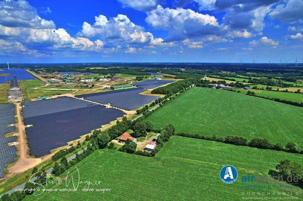 Solarpark Eggebek in Schleswig-Holstein - Rückgewinnung | Obwohl die Massenquote hoch ist, liegt der Fokus oft auf den "großen" Materialien Glas und Aluminium. Die Rückgewinnung von hochwertigem Silizium und Silber ist technisch möglich, aber oft noch teurer als die Förderung von Primärrohstoffen.  Dennoch verbessern automatisierte Verfahren (z. B. von Reiling oder im Projekt Photorama) kontinuierlich die Ausbeute dieser wertvollen Rohstoffe, um die Abhängigkeit von Importen zu senken.