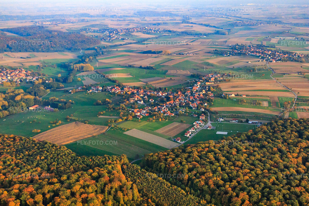 Aerial view: View of the town from the northwest in Memmelshoffen in the state Bas-Rhin, France. – Photo: IMG_54241.jpg taken on 10/21/2012 by Werner Riehm/FLY-FOTO.com – Resolution of the original: 4752 x 3168 px