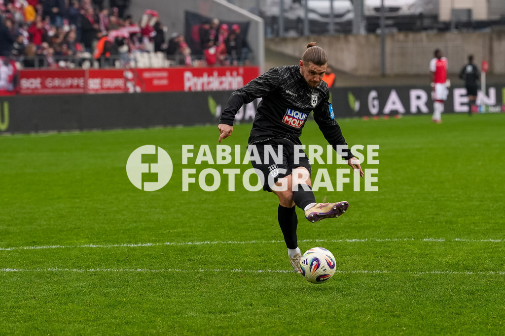 GER Rot-Weiss Essen vs. SSV Ulm, Fussball, 3. Liga, Spieltag 19, Saison 2025/2026, 20.12.2025 | GER Rot-Weiss Essen vs. SSV Ulm, Fussball, 3. Liga, Spieltag 19, Saison 2025/2026, 20.12.2025Foto: Fabian Friese - Realisiert mit Pictrs.com
