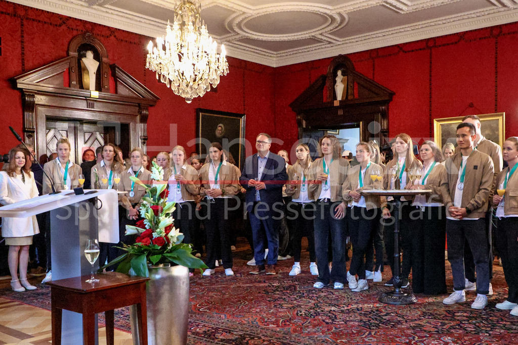 Fussball, Frauen, Senatsempfang SV Werder Bremen | Die Mannschaft des SV Werder Bremen hört der Rede von Andreas Bovenschulte (Präsident des Senats, Bürgermeister der Freien Hansestadt Bremen) zu