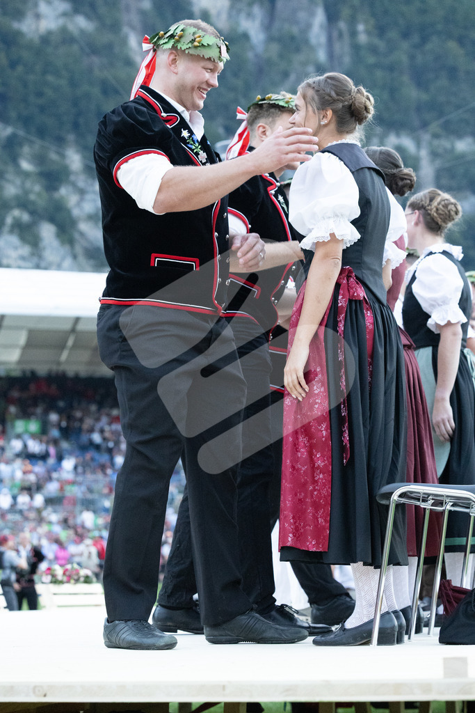 ESAF2025_Ehrung_7376 | Die Schwinger des Schwyzer Kantonalen Schwingerverbandes: Fotos, die Dynamik und Leidenschaft festhalten, sowie emotionale Momente aus dem traditionellen Schwingsport zeigen. - Realisiert mit Pictrs.com