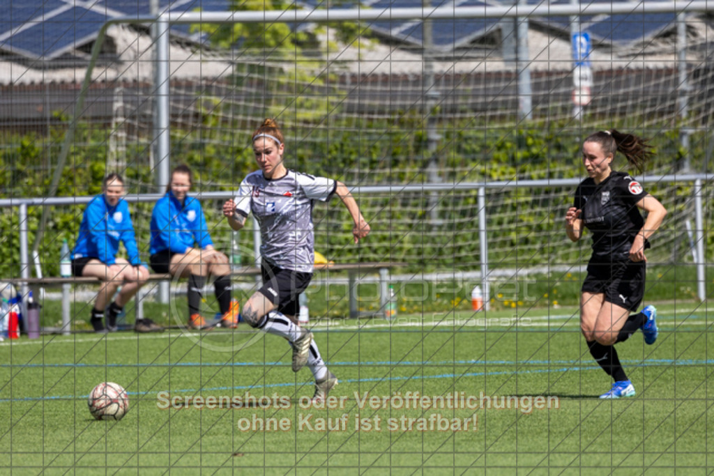 20250427_112020_0193 | #,1.Göppinger SV (weiß) vs. TSV Ruppertshofen (schwarz), Fußball, Frauen-Regionenliga 3 - Bezirk WfV, 21. Spieltag, Saison 2024/2025, Kunstrasenplatz Nord, Hohenstaufenstr. 116, 73033 Göppingen, 27.04.2025 - 11:00 Uhr,Foto: PhotoPeet-Sportfotografie/Peter Harich