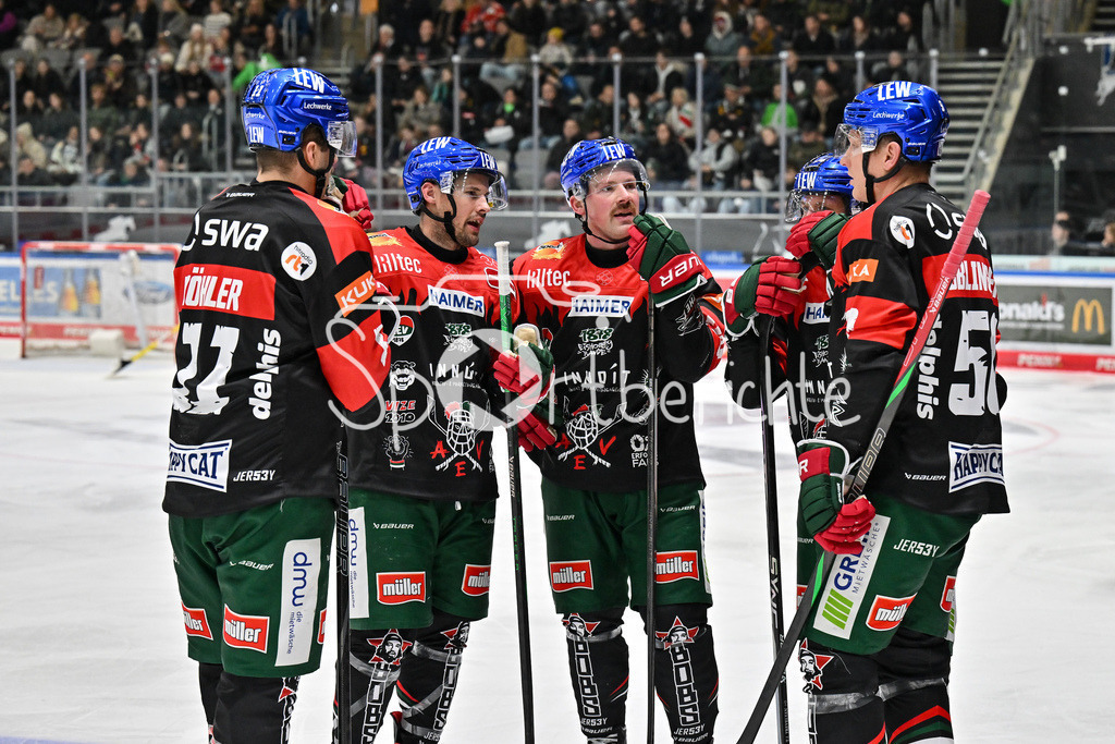 Augsburger Panther - Iserlohn Roosters | Die Pantherspieler Nolan ZAJAC (Augsburger Panther #44) Mick KOEHLER (Augsburger Panther #11), Alexander OBLINGER (Augsburger Panther #50) und Cody KUNYK (Augsburger Panther #20) unterhalten sich im Powerbreak / DEL: Augsburger Panther - Iserlohn Roosters, Curt Frenzel Stadion am 17.11.2024