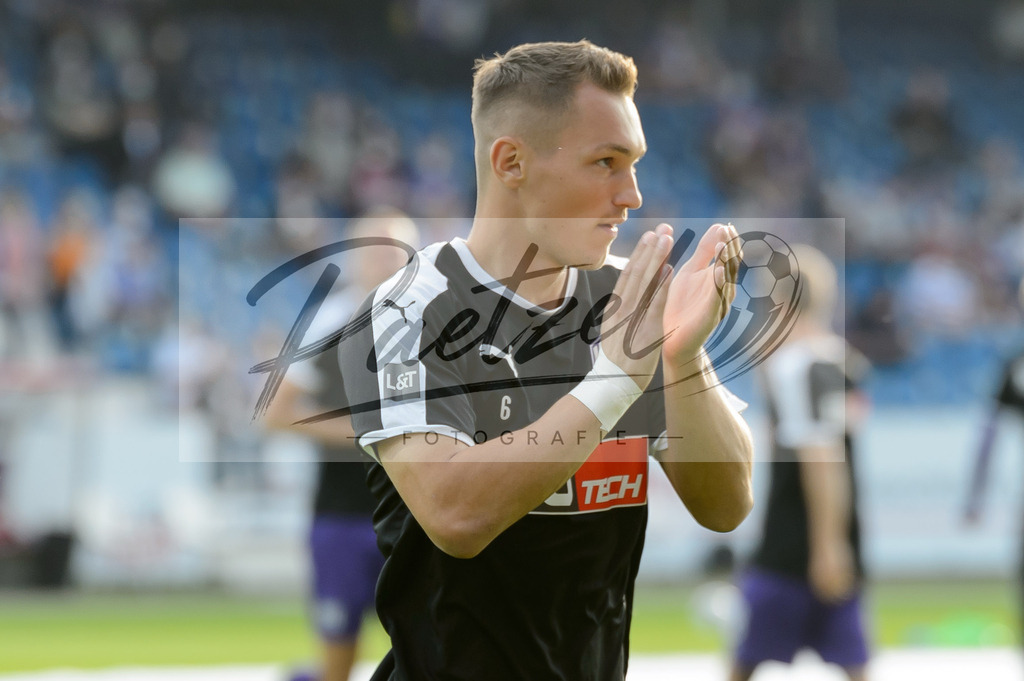 OSNVKO2021090620210906_231 | Fussball, Herren: Sven Koehler (VfL Osnabrueck) gestikuliert beim Spiel der 3. Liga zwischen VfL Osnabrueck und FC Viktoria Koeln im Stadion an der Bremer Bruecke am 06.09.2021 in Osnabrueck, Deutschland.DFB / DFL REGULATIONS PROHIBIT ANY USE OF PHOTOGRAPHS AS IMAGE SEQUENCES AND/OR QUASI-VIDEO. - Realisiert mit Pictrs.com