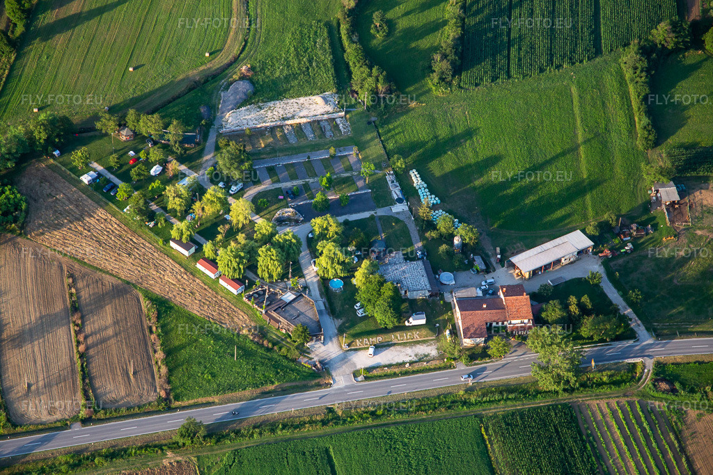 Vue aérienne: Parc pour maisons mobiles et campings Lijak à le quartier Ozeljan in Nova Gorica dans le département Slovénie, Slovénie. Photo: IMG_137544.jpg prise le 14/07/2023 par Werner Riehm/FLY-FOTO.euRésolution de l'original: 5472 x 3648 pxPrva stran - Gostilna Termika