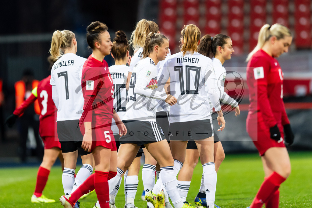 GERTUR20211126_013 | Fussball, Frauen: Lea Schueller (Germany) Torjubel, jubelt mit ihrer Mannschaft nach dem Treffer zum 2:0 bei dem Spiel der WM-Qualifikation zwischen Deutschland und Tuerkei im Eintracht-Stadion am 26.11.2021 in Braunschweig, Deutschland. - Realisiert mit Pictrs.com