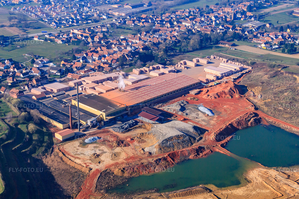 Vue aérienne: Carrières d'argile et halls de production de la briqueterie Wienerberger Betschdorf à Betschdorf dans le département Bas Rhin, France – .Photo: IMG_62732.jpg prise le 09/03/2014 par Werner Riehm/FLY-FOTO.eu – Résolution de l'original: 4752 x 3168 px – wienerberger, leader mondial de la terre cuite : mur, toiture, façade