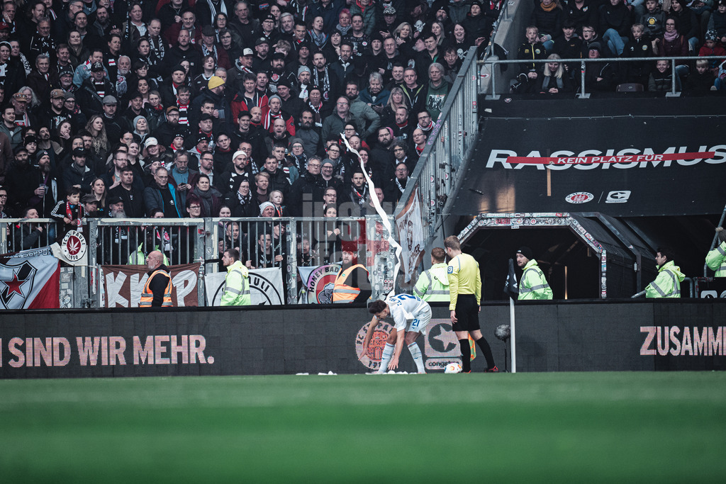 Fußball | Männer | Saison 2023/2024 | 2. Fußball-Bundesliga | 31. Spieltag | FC St. Pauli vs. FC Hansa Rostock | 26.04.2024 | Alexander Rossipal (#21, FC Hansa Rostock) wird von einer Papierrolle getroffen