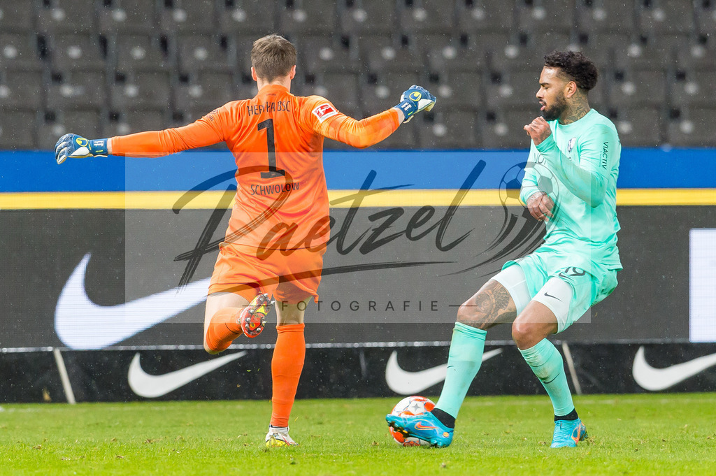 HERBOC20220204_043 | Fussball, Herren: Torwart Alexander Schwolow (Hertha BSC) und Juergen Locadia (VfL Bochum) im Zweikampf bei dem Spiel der 1. Bundesliga zwischen Hertha BSC und VfL Bochum im Olypiastadion am 04.02.2022 in Berlin, Deutschland.DFB / DFL REGULATIONS PROHIBIT ANY USE OF PHOTOGRAPHS AS IMAGE SEQUENCES AND/OR QUASI-VIDEO. - Realisiert mit Pictrs.com