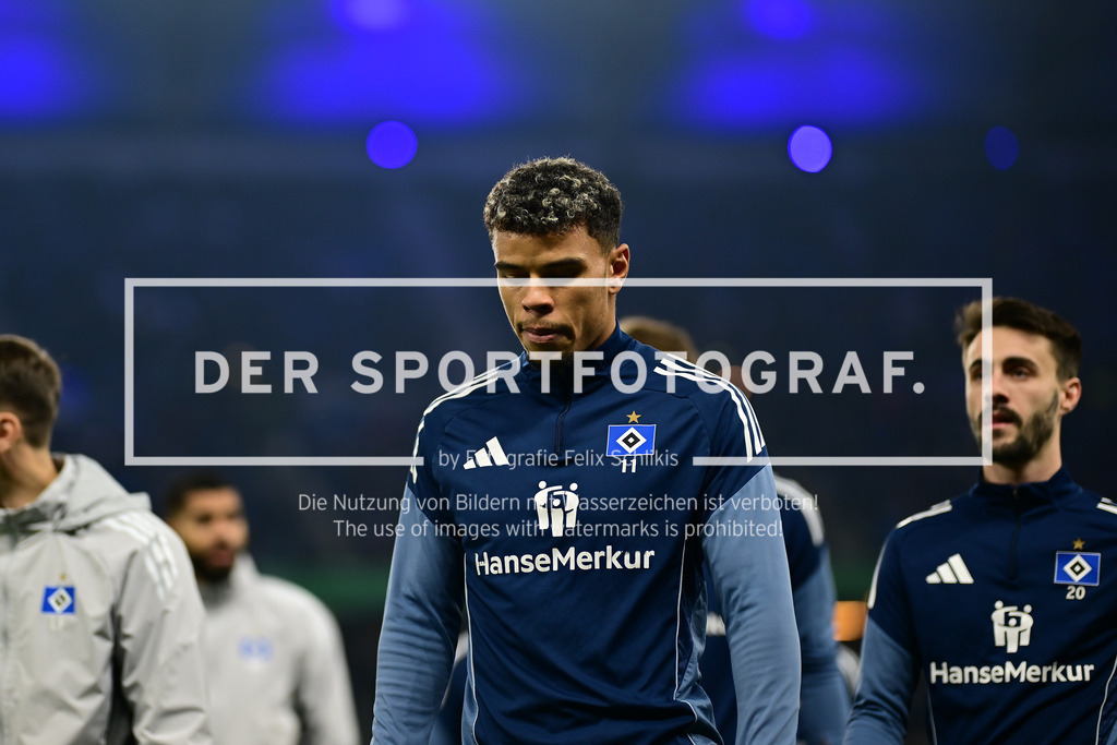 Fußball I Herren I Saison 2025-2026 I DFB-Pokal I Achtelfinale I Hamburger SV - Holstein Kiel I 37744 | Porträt, Portrait, Einzelfoto, Freisteller, Einzelbild, Cut-out, isoliertes Motiv, Sportaufnahme, Nahaufnahme, freigestellt, freigestellte Aufnahme, Aufnahme, Einzeln: Ransford-Yeboah Königsdörffer (11, Hamburger SV) - Realisiert mit Pictrs.com
