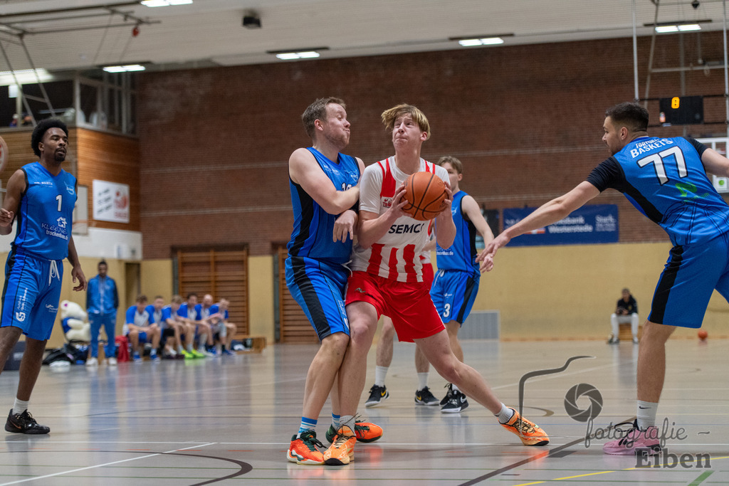 TSG Westerstede-Fortuna Logabirum | Basketball 2. Regionalliga; TSG Westerstede 2 (weiß)- Fortuna Logabirum (blau) am 12.12.2025 in Westerstede (Hössensportzentrum), Photo: Philip Eiben 2025 - Realisiert mit Pictrs.com