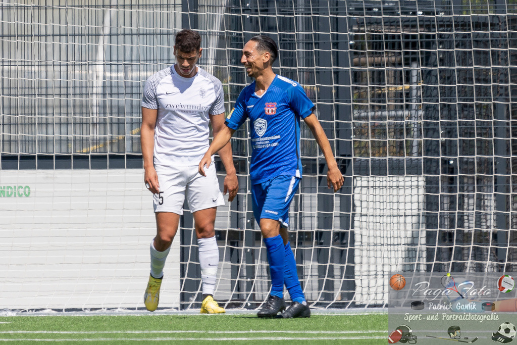 Testspiel: Spvgg. 03 Fechenheim - Türk Gücü Friedberg, 13.07.2024 | Kamil Yikilmaz (Türk Gücü Friedberg #7) erzielte das Tor zur 0:1 Führung & Mostafa Youssef (Spvgg. 03 Fechenheim #5) & Ayoub Marzak (Spvgg. 03 Fechenheim #1), Spvgg. 03 Fechenheim - Türk Gücü Friedberg, Frankfurt am Main, Sportanlage Birsteiner Straße, 13.7.2024 - Realisiert mit Pictrs.com