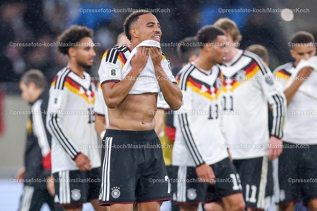 DFB14112501139 | 14.11.2025, Fußball, Länderspiel, WM-Qualifikation Europa, Deutschland - Luxemburg, Stade de Luxembourg (Croix de Gasperich, Luxemburg), 9. Spieltag, Saison 2025 2026: Jamie Leweling (GER #07) wischt sich den Regen aus dem Gesicht und zeigt dabei seinen nackten Oberkörper Regulations prohibit any use of photographs as image sequences and or quasi-video.
