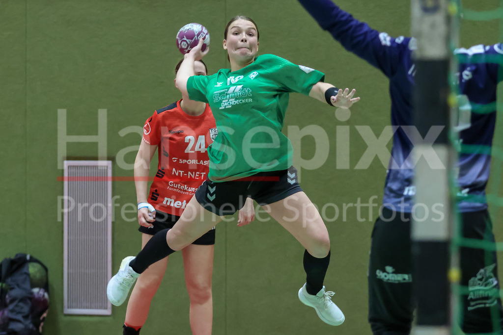 Handball, 2. Bundesliga Frauen, SV Werder Bremen - TG Nürtingen | v.li.: Madita Probst (SV Werder Bremen, 10) beim Wurf, am Ball, Spielszene, Aktion, Action