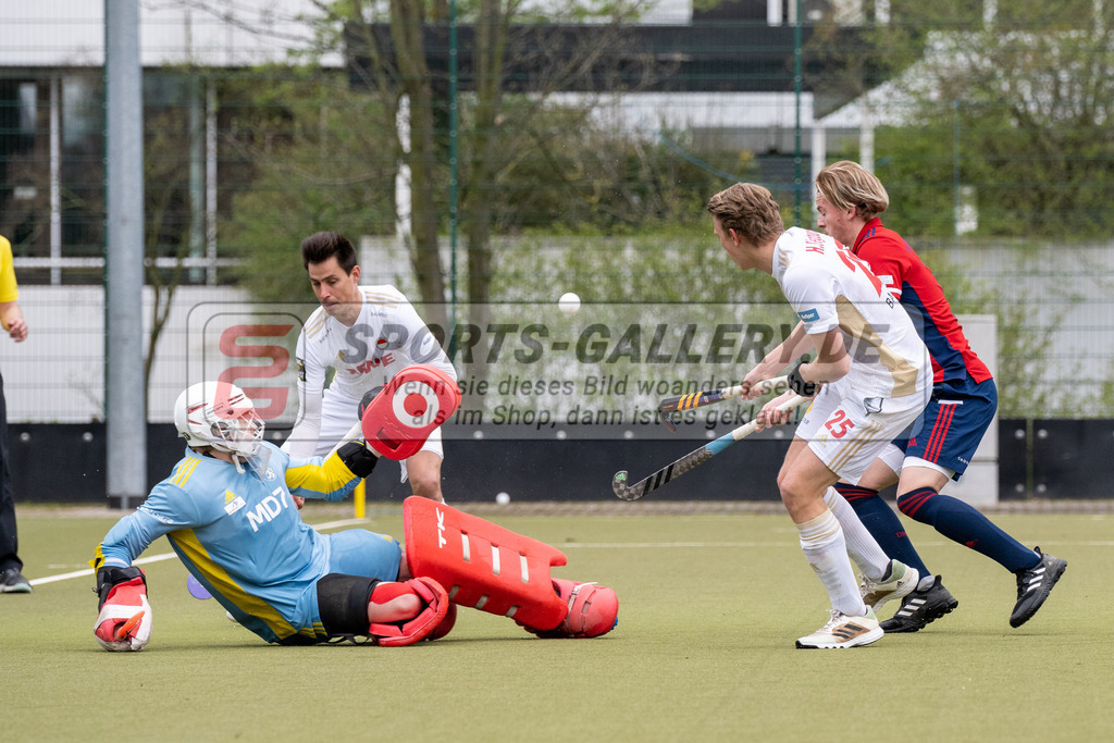 SFE_20230415_0263 | Deutsche Meisterschaft Männliche U16 Halle 2023 am 15.04.2023 in Düsseldorf (Düsseldorfer Hockeyclub 1905 e.V.), Photo: Stephan Fehrmann 2022 (Sports-Gallery),Henrik Siegburg ( Rot-Weiss Köln #25 ) ,Zickler Anton Torwart ( Düsseldorfer HC #32 )