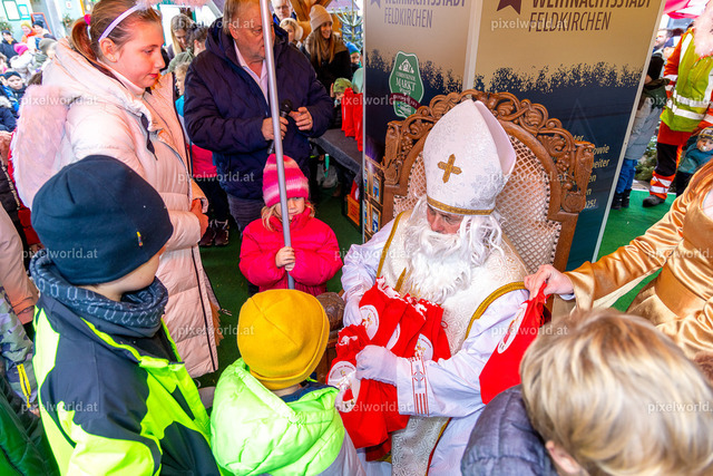 Nikolaus verteilt Geschenke | Bildershop von pixelworld.at - Realisiert mit Pictrs.com