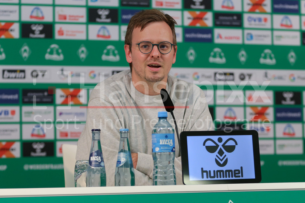 Fussball, Google Pixel Frauen-Bundesliga, SV Werder Bremen - 1. FC Köln | v.li.: Marcel Kuhnt (Presseverantwortlicher, SV Werder Bremen) während der Pressekonferenz, Portrait, Nahaufnahme, Einzelfoto, Einzelbild, DIE DFB-RICHTLINIEN UNTERSAGEN JEGLICHE NUTZUNG VON FOTOS ALS SEQUENZBILDER UND/ODER VIDEOÄHNLICHE FOTOSTRECKEN. DFB REGULATIONS PROHIBIT ANY USE OF PHOTOGRAPHS AS IMAGE SEQUENCES AND/OR QUASI-VIDEO.