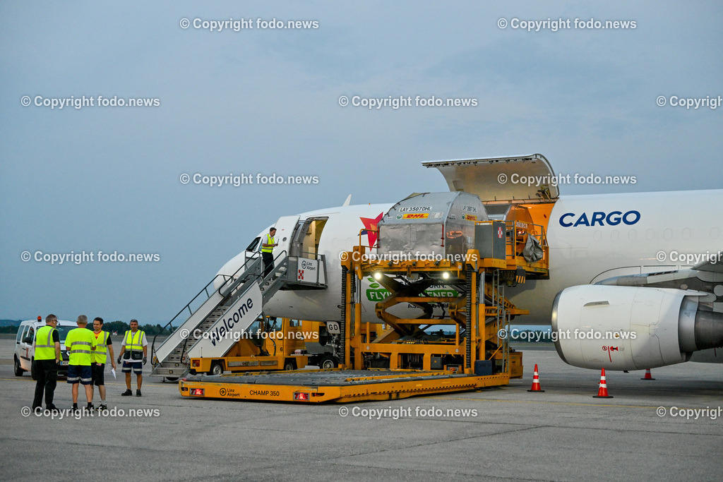 DHL Hoersching_ Warehouse_ Pakete_ Flugzeugbeladung_ 26.06.2023-82 | 26.06.2023, Linz Hoersching, AUT, DHL Hoersching, Warehouse, Flugzeugbeladung Pakete, im Bild Frachtflugzeug wird mit Frachtcontainer beladen