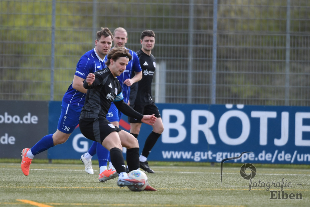 FC Rastede-VFl Stenum | Herren Bezirksliga 2; FC Rastede (blau)-VFL Stenum (schwarz) am 29.03.2026 in Rastede (Sportanlage Köttersweg), Photo: Philip Eiben 2026 - Realisiert mit Pictrs.com