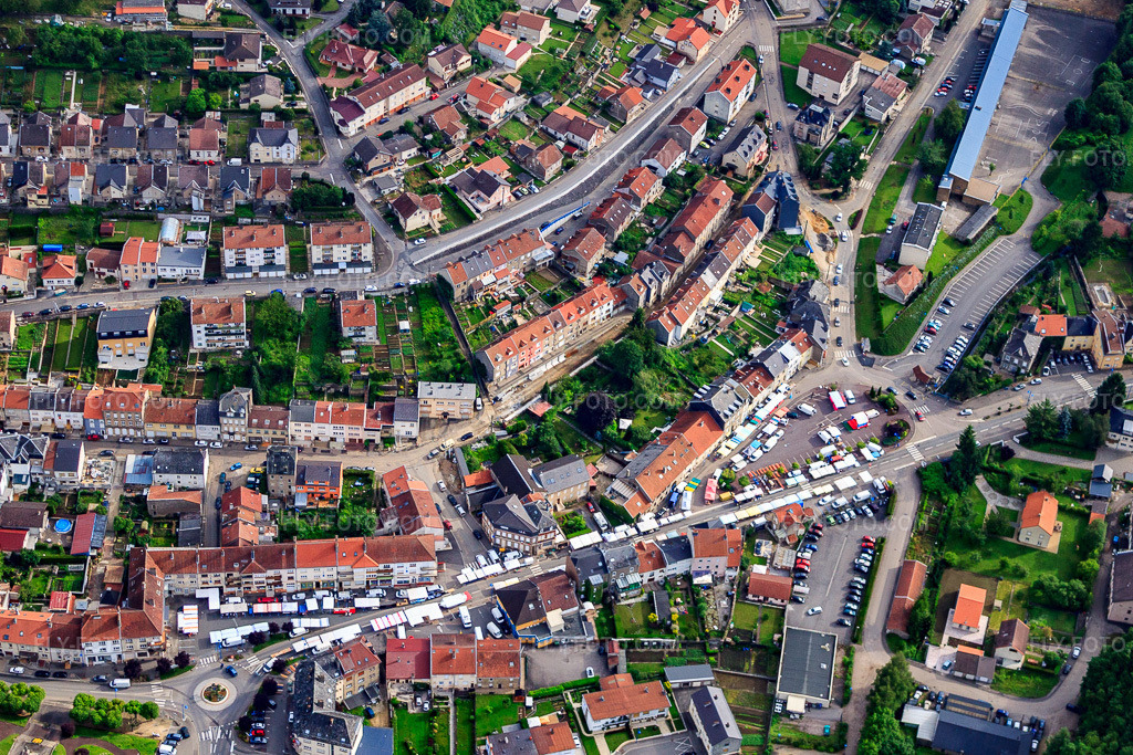 Aerial view: Street market on Rue Principale in Ottange in the state Moselle, France. – Photo: IMG_050562.jpg taken on 06/23/2012 by Werner Riehm/FLY-FOTO.com – Resolution of the original: 4155 x 2770 px