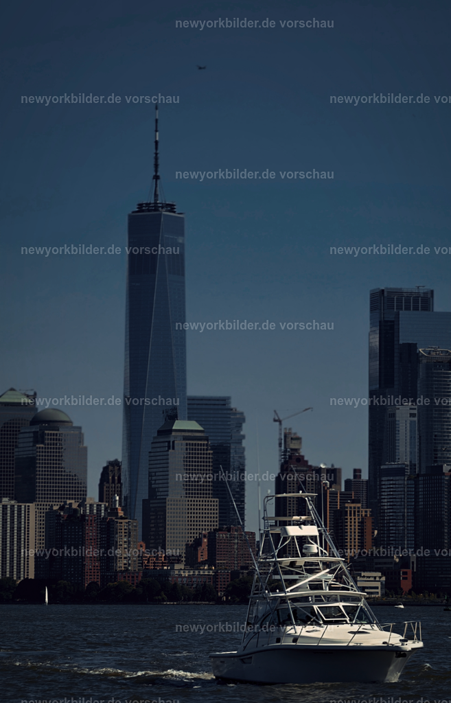 Ein Sommertag auf dem Wasser: Vor mir eine elegante Yacht, dahinter die Manhattan Skyline mit dem One World Trade Center | Ein Sommertag auf dem Wasser in New York – ein Moment, der Freiheit und Schönheit vereint. Zwischen mir und der imposanten Manhattan Skyline liegt nur der Hudson River, und im Vordergrund gleitet eine elegante Yacht, die dem Bild eine besondere Tiefe verleiht. Dahinter ragt das One World Trade Center majestätisch in den Himmel, umgeben von den ikonischen Gebäuden in Downtown. Das Licht des Tages spiegelt sich im Wasser, die Stadt wirkt lebendig und doch friedlich. Wer New York vom Wasser aus erlebt, entdeckt eine Perspektive, die unvergesslich bleibt.