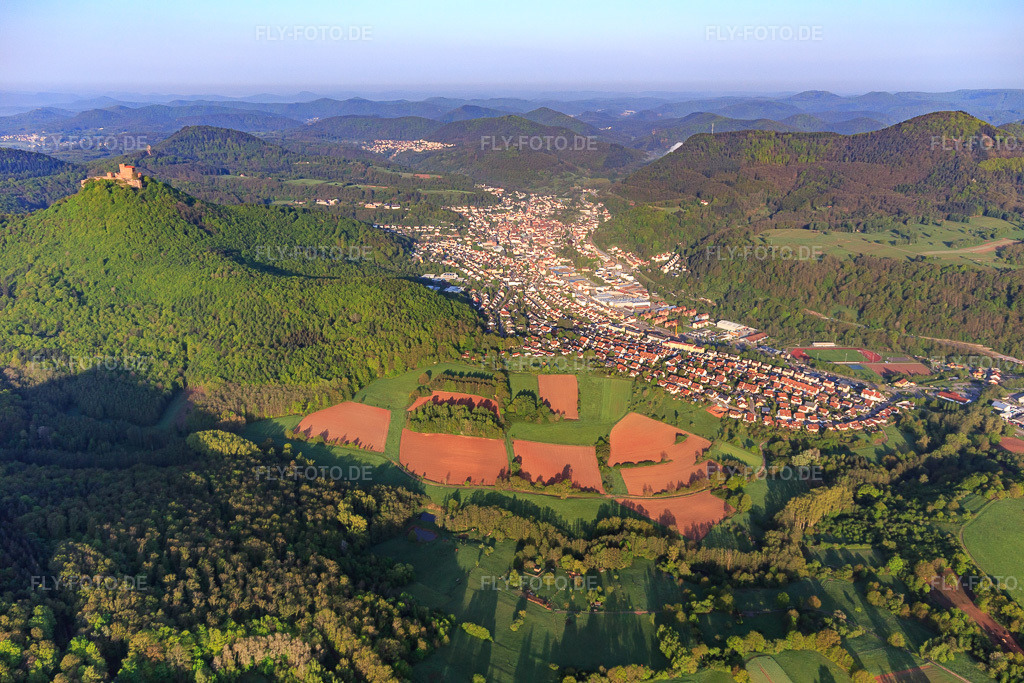 Luftbild: Stadtansicht zwischen Trifels und Queichtal aus Osten in Annweiler am Trifels im Bundesland Rheinland-Pfalz in Deutschland. Foto: IMG_113881.jpg vom 01.05.2019 durch Werner Riehm/FLY-FOTO.de