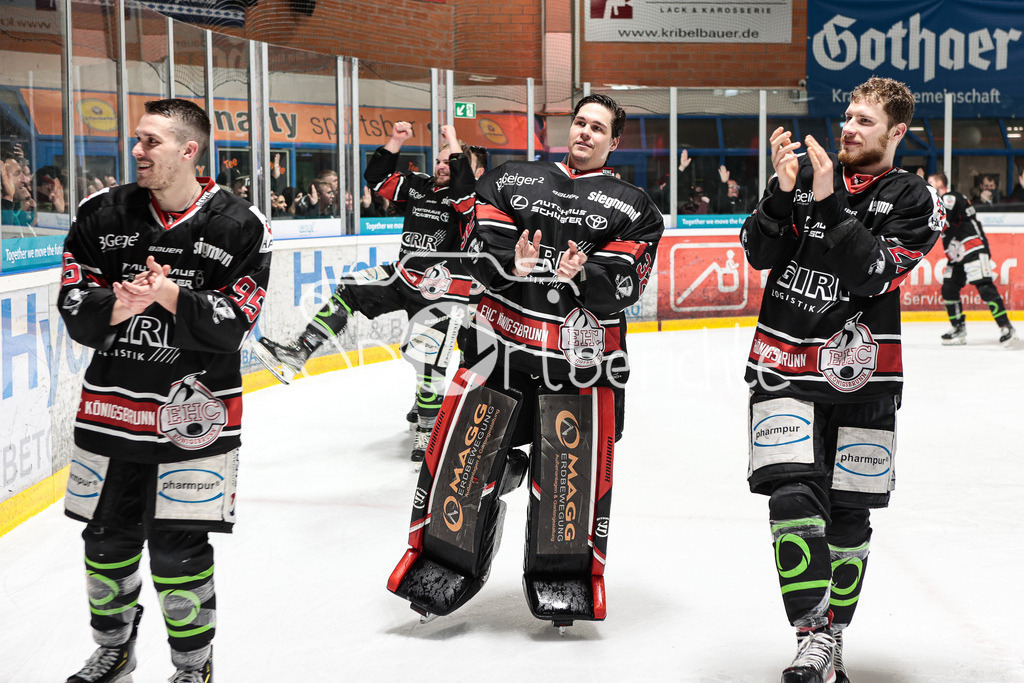 EHC Königsbrunn - TEV Miesbach | Grenzenloer Jubel beim EHC Koenigsbrunn nach dem Gewinn der Bayerliga Meisterschaft im Spiel 3 der Playoffserie gegen den TEV Miesbach / Jubel / Freude / Siegerfoto /