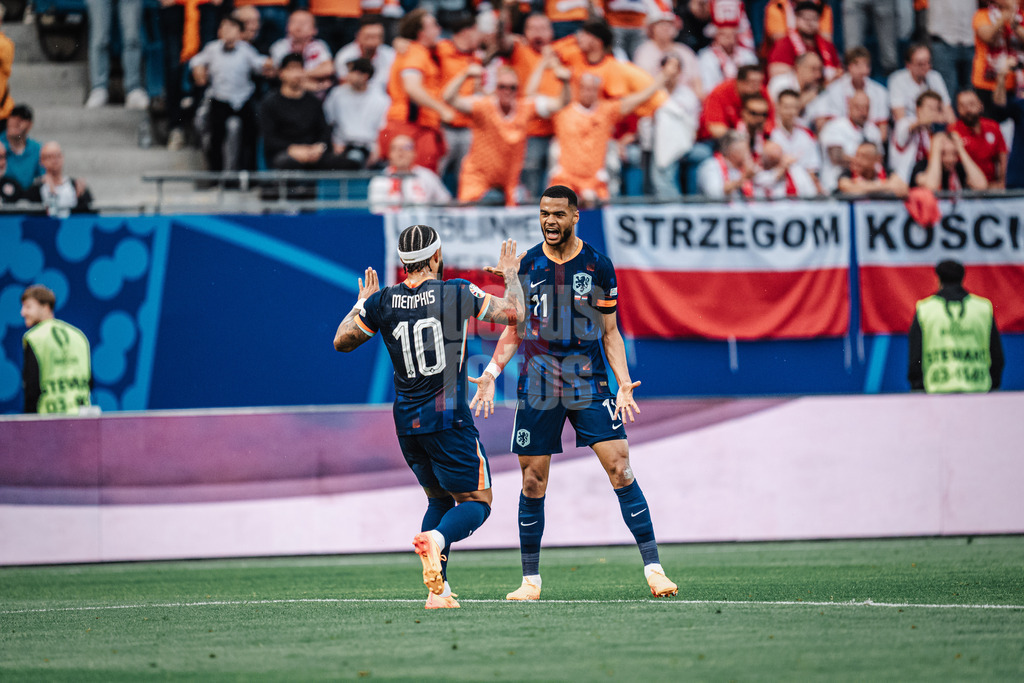 Fußball | Herren | UEFA-Fußball-Europameisterschaft 2024 | Gruppe D | Polen vs. Niederlande | 16.06.2024 | rechts Cody Gakpo (#11, Niederlande) jubelt nach seinem Tor mit links Memphis Depay (#10, Niederlande)