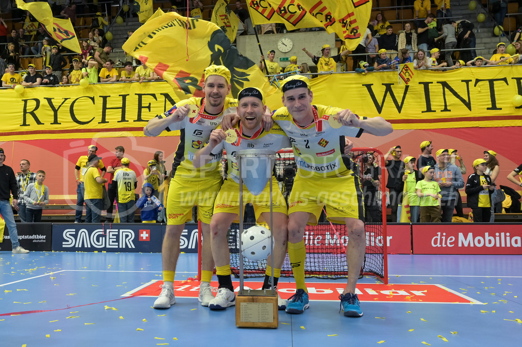 Zug United vs HC Rychenberg - 22. February 2025 | Zug United vs HC RychenbergSporthalle Wankdorf, BernClaudio Mutter (#13 HC Rychenberg Winterthur), Noah Püntener (#19 HC Rychenberg Winterthur) und Nicola Bischofberger (#2 HC Rychenberg Winterthur) mit Pokal.Bild: Sportfotografie Markus Aeschimann | www.markus-aeschimann.ch - Realisiert mit Pictrs.com