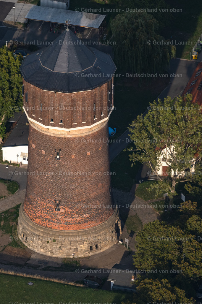4040545 | LEIPZIG 14.09.2020 Bauwerk des Industriedenkmales Wasserturm in der Straße am Wasserwerk im Ortsteil Probstheida in Leipzig im Bundesland Sachsen, Deutschland. Weiterführende Informationen bei: Kommunale Wasserwerke Leipzig GmbH. // Building of the industrial monument water tower in the street am Wasserwerk in the district Probstheida in Leipzig in the state Saxony, Germany. Further information at: Kommunale Wasserwerke Leipzig GmbH. Foto: Gerhard Launer