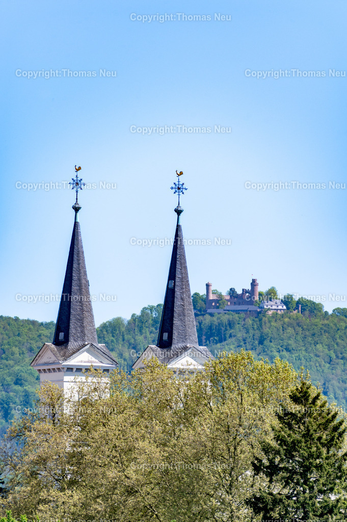 SChwanheim-Kirche-Schloss-Auerbach-Fotografie-Thomas-neu | Teleaufnahme mit 500mm Brennweite an der Hessischen Bergstraße: Die markanten Doppelturmspitzen der evangelischen Kirche in Schwanheim ragen über die Baumwipfel, im Hintergrund erscheint optisch nah herangerückt das Schloss Auerbach auf dem Höhenzug des Odenwalds. Durch die lange Brennweite entsteht ein eindrucksvoller Kompressionseffekt, der die Wahrzeichen der Region scheinbar zusammenschiebt. ,Bild: THomas Neu