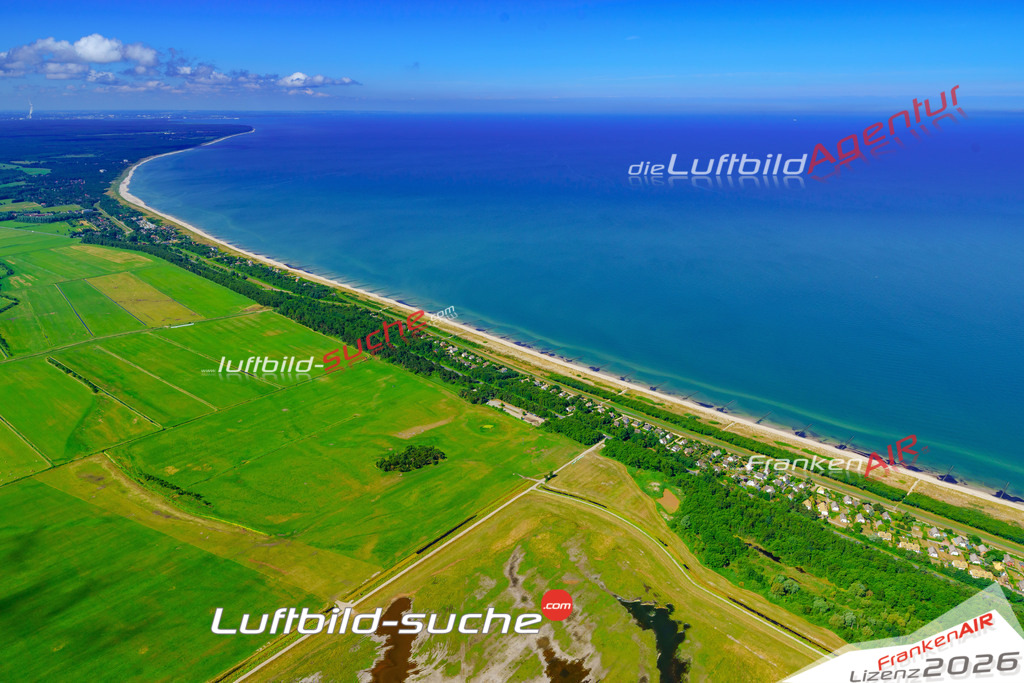 Die Luftbildaufnahme Strand - Wustrow wurde 2018 mittels Flugzeug (keine Drohne) erstellt. Perfekte Schärfe und Druck- Auflösung- Garantiert!