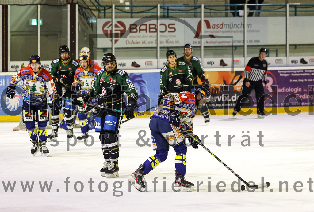 2022-12-09_080_TSV_Erding_gegen_EHC_Waldkraiburg | Erding, Deutschland, 09.12.2022:
Eishockey, Bayernliga 2022 / 2023, 19. Spieltag, TSV Erding gegen EHC Waldkraiburg, Endergebnis: 9:2

Daniel Krzizok (Erding Gladiators, #18)

Foto: Christian Riedel / fotografie-riedel.net