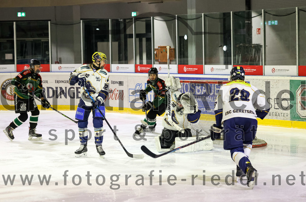 2022-11-26_035_TSV_Erding_gegen_ESC_Geretsried | Erding, Deutschland, 26.11.2022:
Eishockey, Bayernliga U20 2022 / 2023, xx. Spieltag, TSV Erding gegen ESC Geretsried, Endergebnis: 5:3

Matthias Hölzl (ESC Geretsried, #12), Torwart Jan Philipp Marco (ESC Geretsried, #30), Martin Sanner (ESC Geretsried, #28)

Foto: Christian Riedel / fotografie-riedel.net