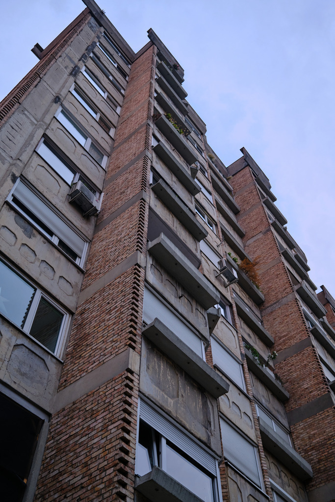 Wohnblock mit Wohnungen | Ljubljana, Slowenien - June 22, 2025: Wohnblock mit Wohnungen. - Realisiert mit Pictrs.com